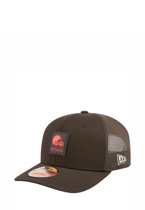 Casquette de baseball marron avec dos en mesh. Présente un patch logo en relief orange et noir. Design structuré, ajustement réglable et visière plate.