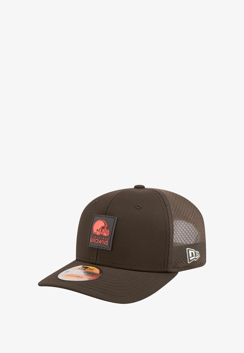 Braunfarbene Baseballkappe mit Netzrücken. Sie verfügt über ein erhabenes Logo-Patch in Orange und Schwarz. Strukturdesign, verstellbare Passform und flacher Schirm.
