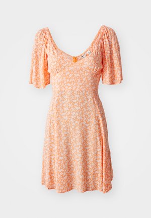 Robe orange avec des manches ballon, un décolleté en V, ornée d'un motif floral blanc. Tissu fluide, design de longueur au genou, et détails froncés.