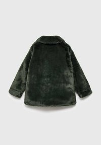 Cappotto in pelliccia sintetica verde scuro con una consistenza morbida, colletto e maniche lunghe. Il retro presenta un taglio dritto e nessun tipo di chiusura visibile.