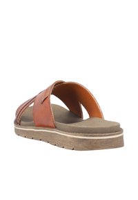 Sandales glissantes en cuir marron avec une large sangle, un doublure en tissu doux et une semelle intérieure rembourrée. Semelle extérieure en caoutchouc texturé pour une bonne adhérence.