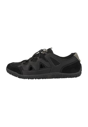Chaussure de randonnée noire en mesh et daim avec semelle robuste, découpes triangulaires d'aération et système de laçage élastique réglable de type bungee.