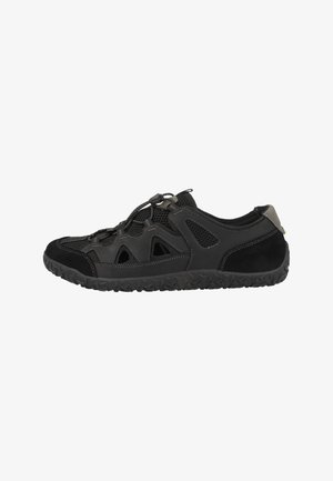 Zapato de senderismo negro de malla y ante con suela resistente, aberturas triangulares de ventilación y sistema de cordones elásticos ajustable tipo bungee.