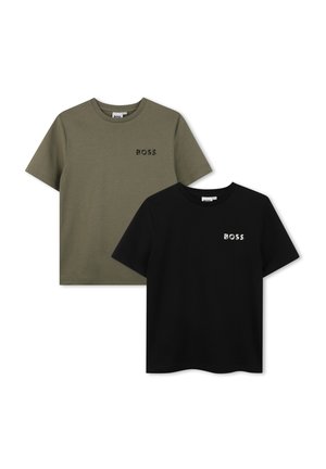 Deux t-shirts BOSS à manches courtes, un en vert olive et un en noir, chacun avec le logo BOSS sur la poitrine gauche.