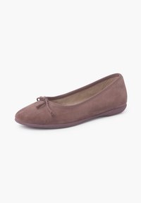 Ballerina in suede di colore mauve smorzato con punta arrotondata e dettaglio di fiocco decorativo; suola piatta, interno morbido e cuciture minimali.
