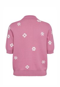 Růžový svetr s krátkými rukávy a texturovaným povrchem, zdobený bílými květinovými vzory po celém svetr a s vroubkovaným lemem a límečkem.