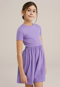 Trumpa rankovėmis pasiūta alyvinė suknelė iš ribbingo audinio, su aptempta liemens dalimi ir platėjančia sijono dalimi, lygiu paviršiumi ir apvalia iškirpte.