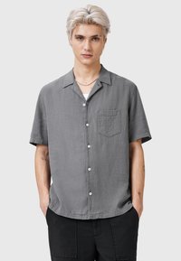 Grijze knoopshirt met korte mouwen, een borstzak, textuurstof, notch-kraag en subtiele stikdetails.