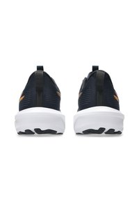 Scarpe sportive in rete di colore blu navy con suole bianche e accenti grigi. Presentano un tallone liscio, una suola resistente e un tassello per una facile calzata.