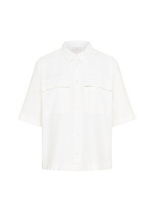 Chemise blanche à manches courtes en tissu léger, dotée d'un col boutonné et de deux poches poitrine. Texture lisse avec une coupe ample.