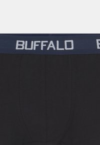 Črne bombažne bokserice s temno modrim pasom, na katerem je v belem napisu "BUFFALO". Tkanina ima gladko, mat teksturo.