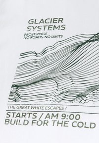 Vit t-shirt med gröna grafiska element som visar topografiska linjer, texten "GLACIER SYSTEMS" och evenemangets detaljer, med betoning på utomhusteman och aktiviteter.