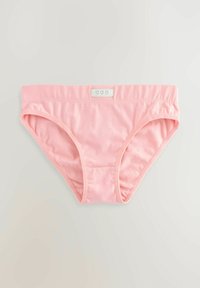 Lichtroze katoenen slipjes met een gladde textuur, elastische tailleband en een klein label met drie hartsymbolen aan de voorkant.