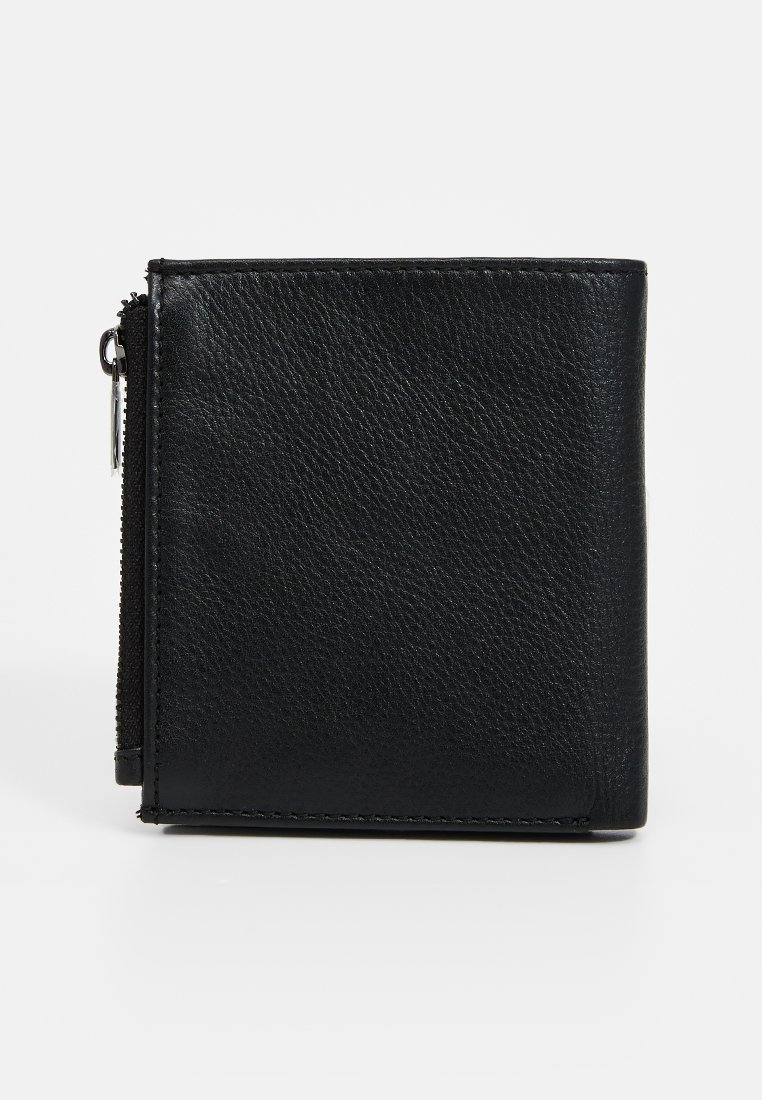 Portefeuille en cuir noir avec une finition texturée, de forme carrée, et un compartiment zippé sur le côté pour les pièces de monnaie ou les petits objets.