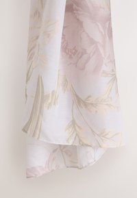 Lengvas audinys su botaninio gėlių raštu švelnios rožinės ir smėlio spalvų, su apmusdintu kraštu ir sklandžia, pusiau skaidria tekstūra.