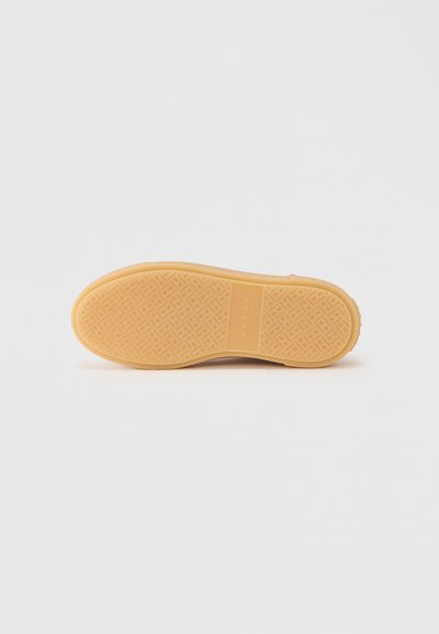 Λαστιχένια σόλα παπουτσιού σε ταμπά με υφασμένο σχέδιο· διαθέτει κεντρικό λογότυπο. Ομαλές άκρες και ελαφρώς στρογγυλεμένος σχεδιασμός μύτης.