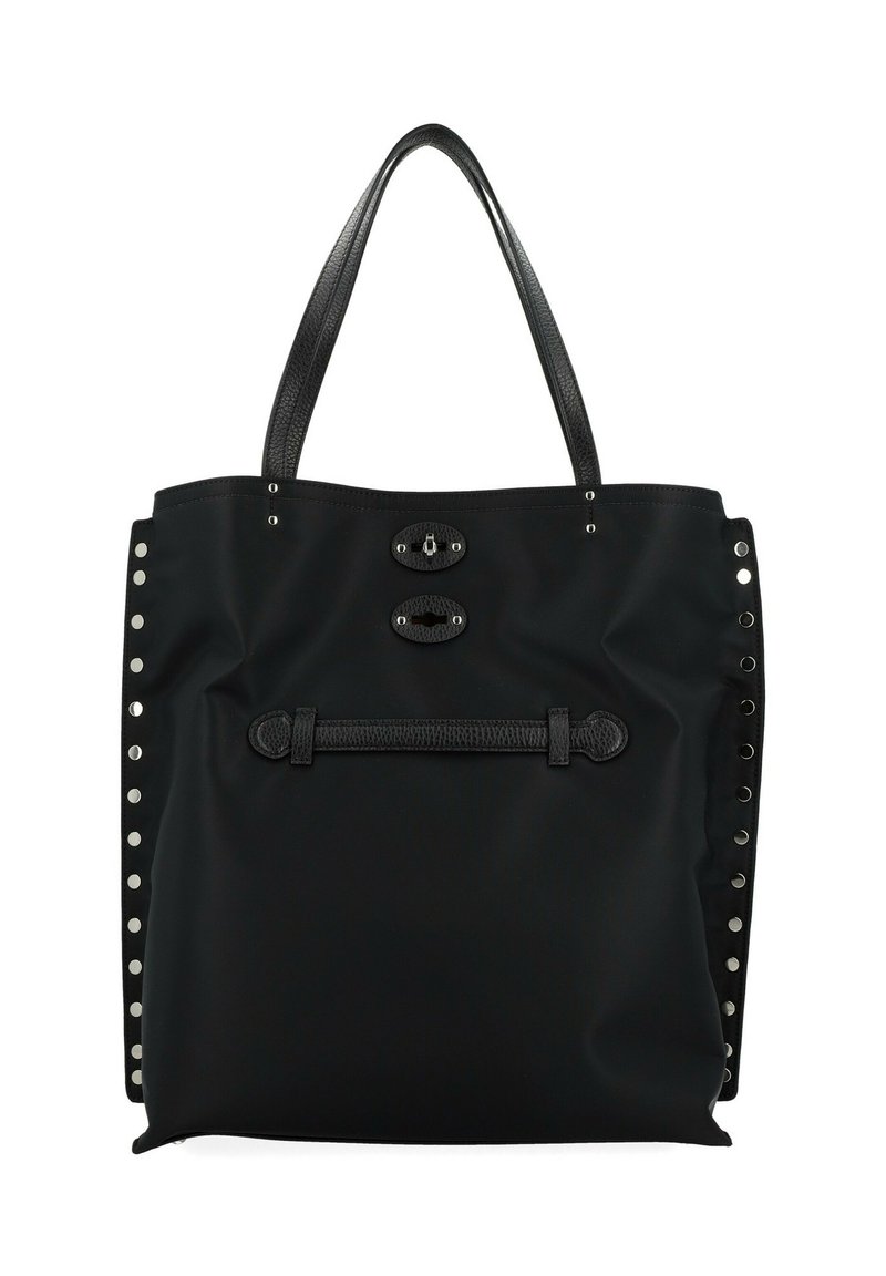 Sac fourre-tout noir avec des sangles en cuir, des côtés cloutés et un accent texturé sur la fermeture, présentant un système de fermeture central et une poche avant.