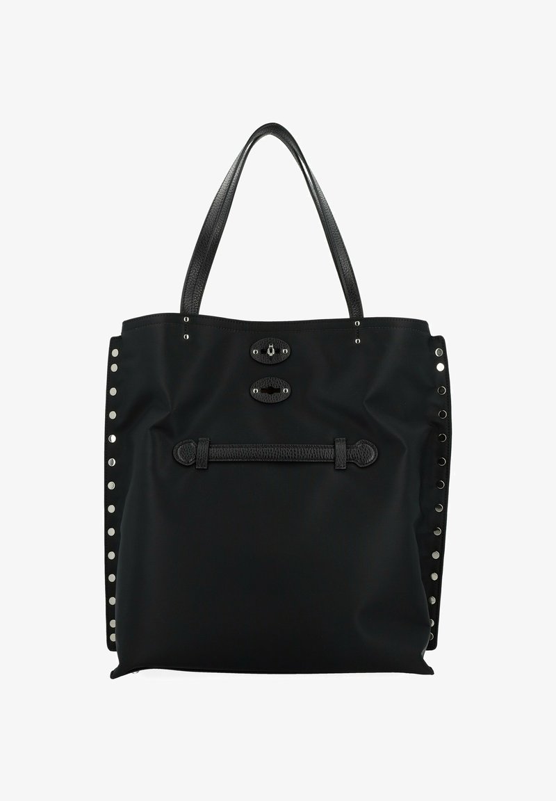 Sac fourre-tout noir avec des sangles en cuir, des côtés cloutés et un accent texturé sur la fermeture, présentant un système de fermeture central et une poche avant.
