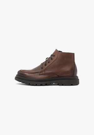Bottines en cuir marron avec une finition texturée, un design à lacets et une semelle en caoutchouc avec un motif de crampons robuste.