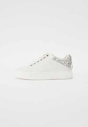 219 - Trainers - napa white