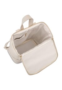 Béžový batoh s hladkým umělým koženým povrchem a zlatým kováním. Má jednu hlavní přihrádku a vnitřní kapsu na zip.