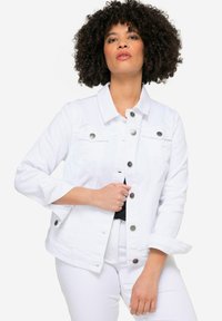 Chaqueta de denim blanca con un collar clásico, broches en tono plateado y bolsillos en el pecho. Presenta mangas enrolladas y un ajuste estructurado.