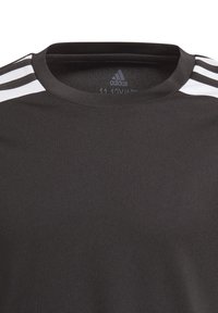 Černé sportovní tričko adidas s kulatým výstřihem a bílými pruhy na ramenou.