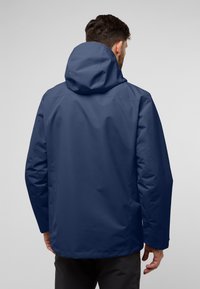 Giacca impermeabile blu navy con cappuccio; presenta una finitura liscia e testurizzata e dettagli di cucitura visibili sulla parte posteriore e sulle maniche.