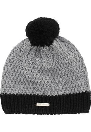 Grå strikket hue med en sort ribbet kant og en sort pom-pom på toppen. Har et lille metalmærke på kanten.