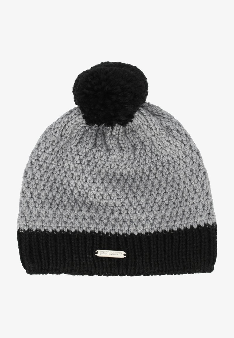 Grå stickad mössa med svart ribbad kant och en svart pom-pom på toppen. Har en liten metallmärke på kanten.