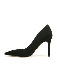 Pump nera in suede con tacco alto a spillo e punta affusolata. Caratterizzata da una texture liscia e un design minimalista.