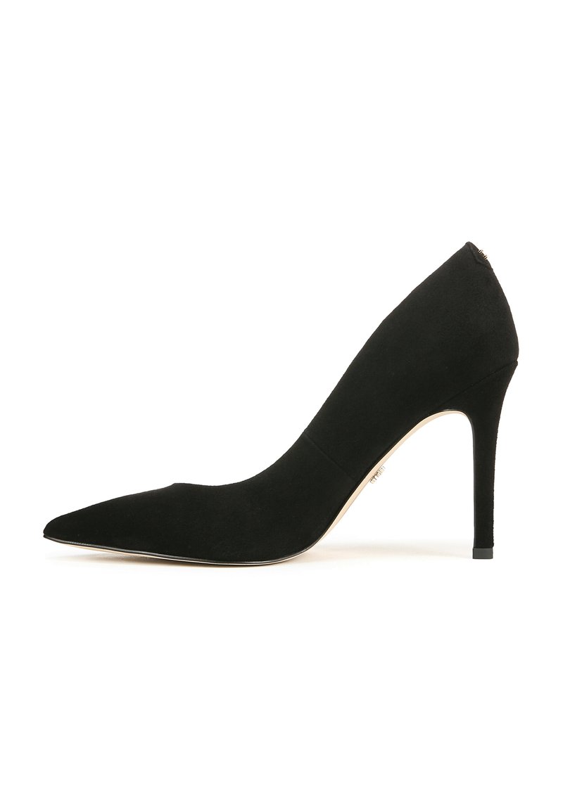 Pump nera in suede con tacco alto a spillo e punta affusolata. Caratterizzata da una texture liscia e un design minimalista.
