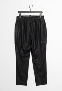 Pantalones cargo negros confeccionados en una tela suave y ligera. Presentan una cintura elástica, bolsillos laterales y un sutil patrón de textura.