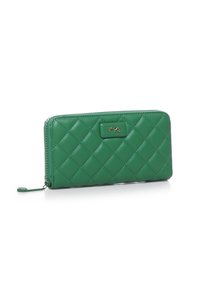 Billetera acolchada verde con textura suave, cierre con cremallera y acento de logo en tono dorado. Forma rectangular con patrón de rombos elevado.