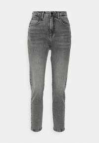 Högmidjade svart tvättade denimjeans med tapered passform, framknapp, blixtlås och fram- och bakfickor på en vit bakgrund.