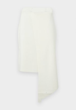 Jupe blanche longueur genou au design ajusté. Présente un ourlet asymétrique et une surface lisse et texturée. Tissu léger.