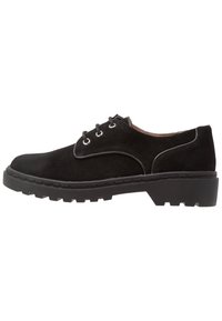 Scarpe in suede nere con stringhe, punta arrotondata, suola in gomma con scanalature di trazione e cuciture a contrasto lungo i bordi.