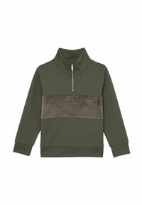Sudadera verde oliva con cuello de embudo y media cremallera. Sección central en una suave tela gris oscuro, con puños y dobladillo acanalados.