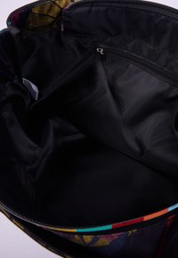 Schwarzer Innenraum einer Tasche mit einem Reißverschlussfach. Die Außenseite zeigt farbenfrohe Muster. Weiche Textur, geräumiges Design.