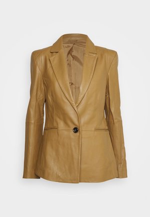 Blazer in pelle color cuoio chiaro con chiusura a un bottone nero, rever a incavi, maniche lunghe e due tasche frontali con fessura, mostrato su sfondo semplice.