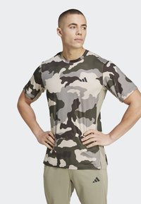 adidas Performance TRAIN ESSENTIALS CAMO ALLOVER - T-Shirt sport - silver pebble