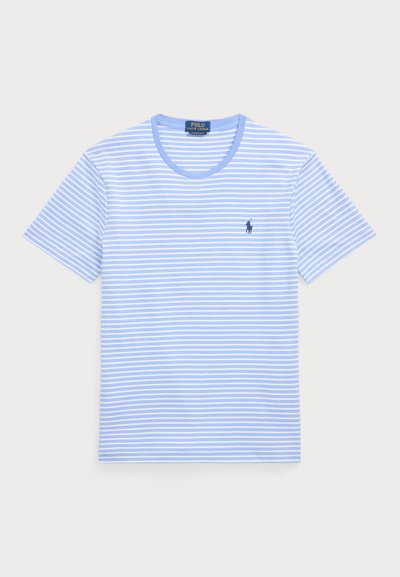 Camisa de t-shirt de manga curta azul clara com listras horizontais brancas, decote redondo e pequeno logótipo azul-marinho no peito esquerdo. Tecido de algodão macio.