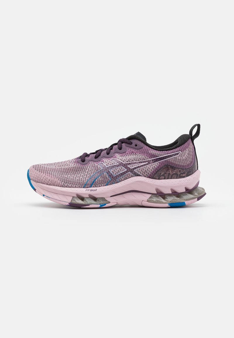 Chaussure de course violette et rose avec des lacets noirs, une tige en mesh respirant, un design distinctif de la semelle et le logo de la marque sur le côté.