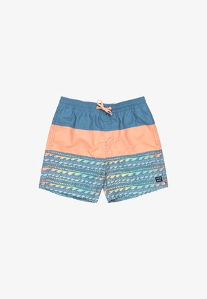 Herren Badehosen in Blau und Koralle. Mit einem Kordelzugbund, gestreiftem Wellenmuster in Pastellfarben und einem Logopatch auf der linken Seite.