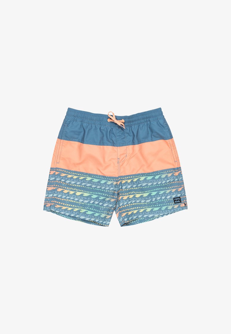 Costumi da bagno da uomo in blu e corallo. Presentano una vita con cordino, un motivo a strisce ondulate in colori pastello e una patch con logo sul lato sinistro.