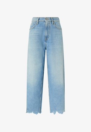 Jeans en denim bleu clair à jambe large avec taille haute, fermeture à bouton, ourlet effiloché et décoloration subtile, présentant une silhouette décontractée.