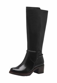 Bota de cuero negro hasta la rodilla con puntera redonda, tacón medio y un acento de correa decorativa. Textura suave y brillo sutil.