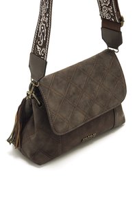 Borsa in pelle marrone con motivo trapuntato a diamante, chiusura a pattina superiore e dettaglio con nappina. Presenta una tracolla decorativa con accenti bianchi.