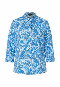 Blauw-witte bloemperk op een knoopsluiting shirt met driekwartmouwen, kraag en een zachte stoftextuur.