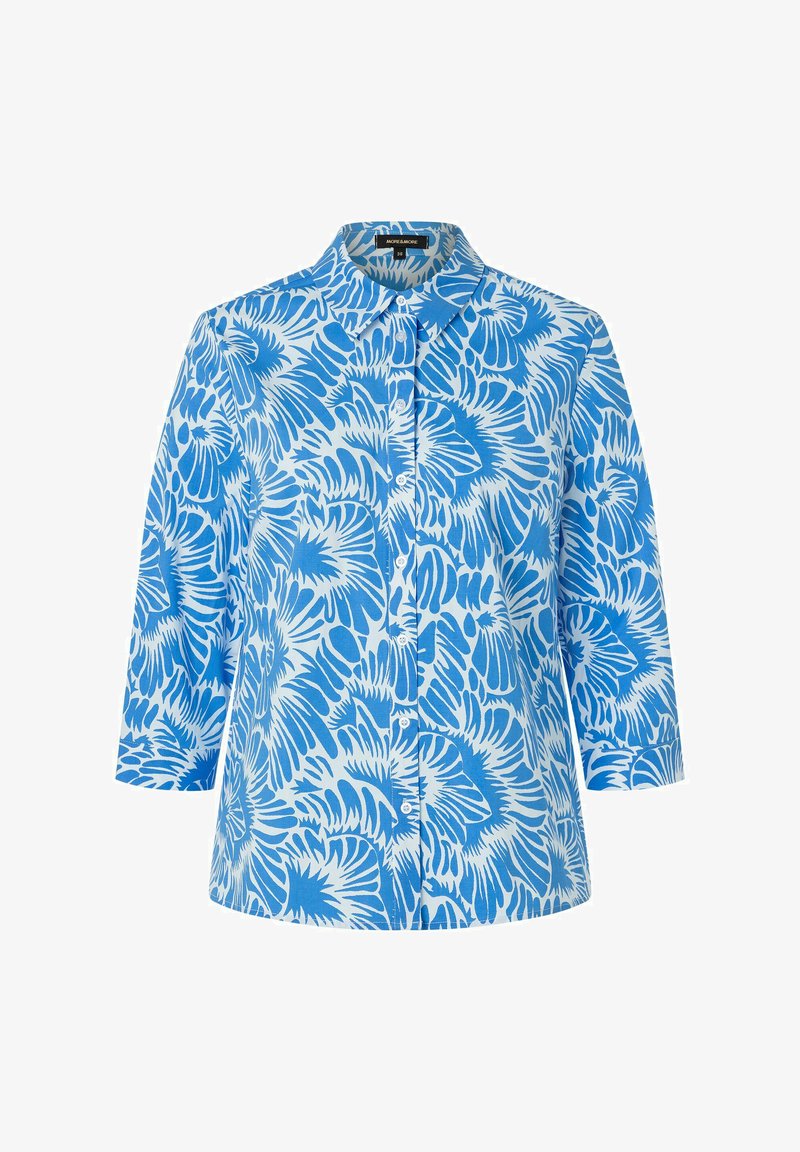 Blauw-witte bloemperk op een knoopsluiting shirt met driekwartmouwen, kraag en een zachte stoftextuur.